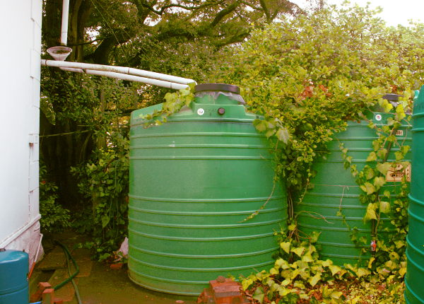 Depósitos de almacenar agua de lluvia de los canalones 